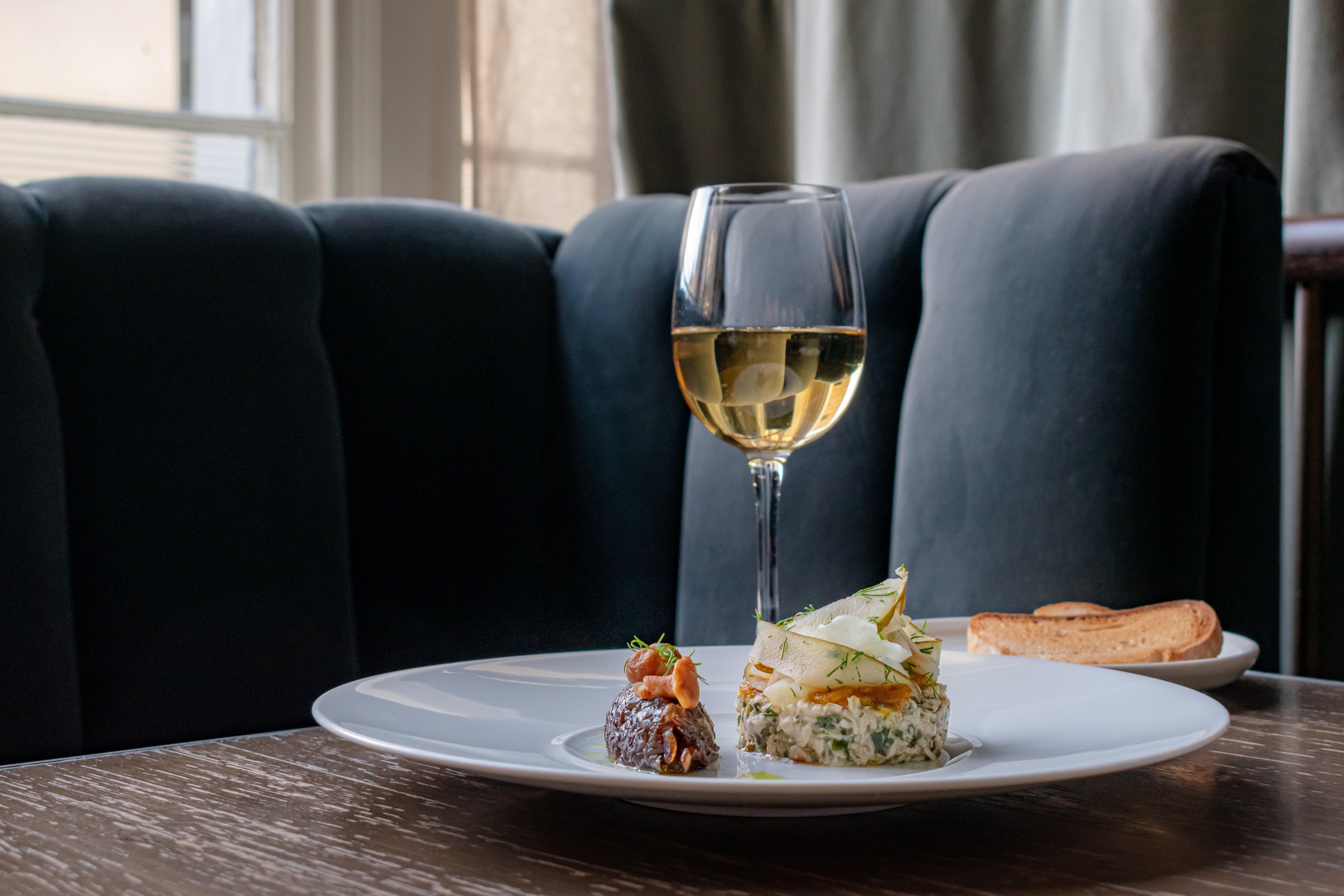 Hotel Intercontinental Edinburgh The George By Ihg Zewnętrze zdjęcie A glass of white wine