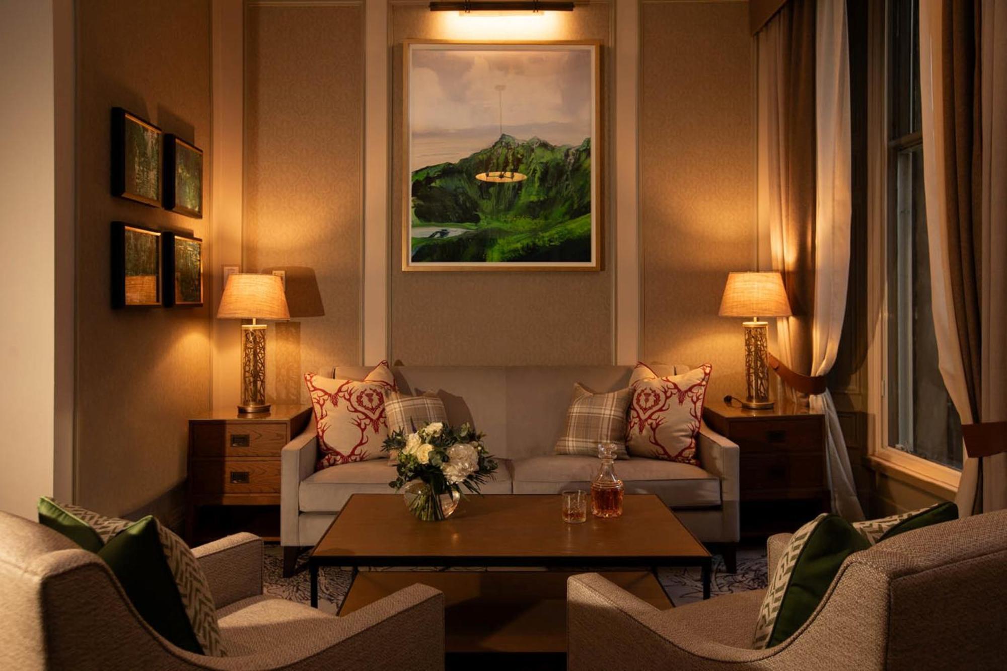 Hotel Intercontinental Edinburgh The George By Ihg Zewnętrze zdjęcie A living room with a painting by the artist
