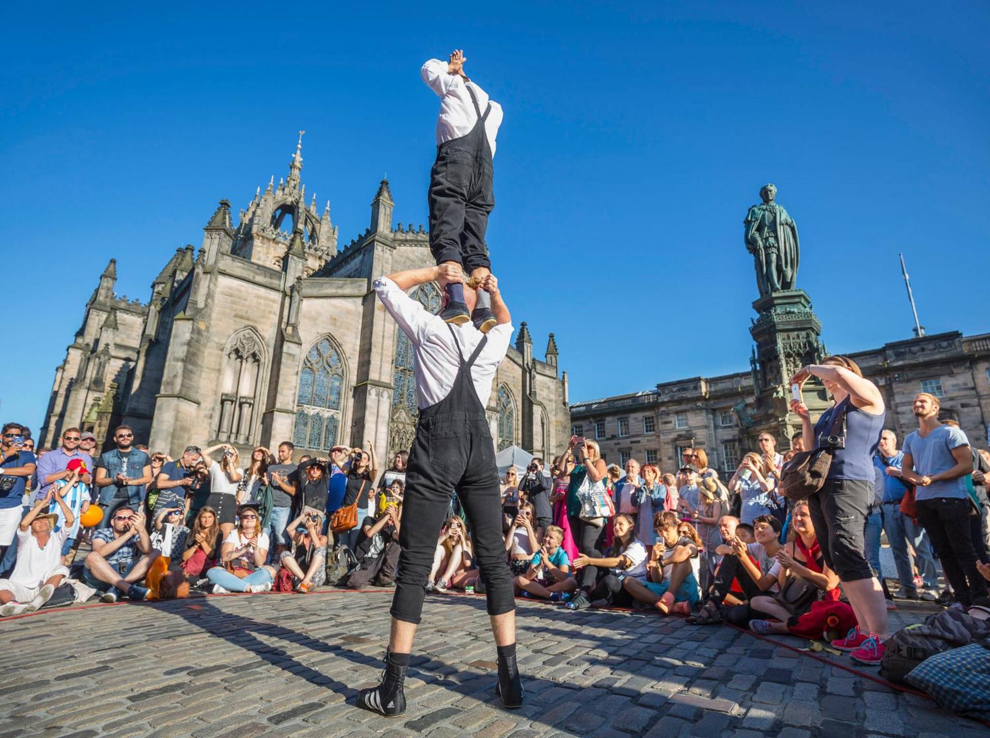 Hotel Intercontinental Edinburgh The George By Ihg Zewnętrze zdjęcie Street performers on the Royal Mile