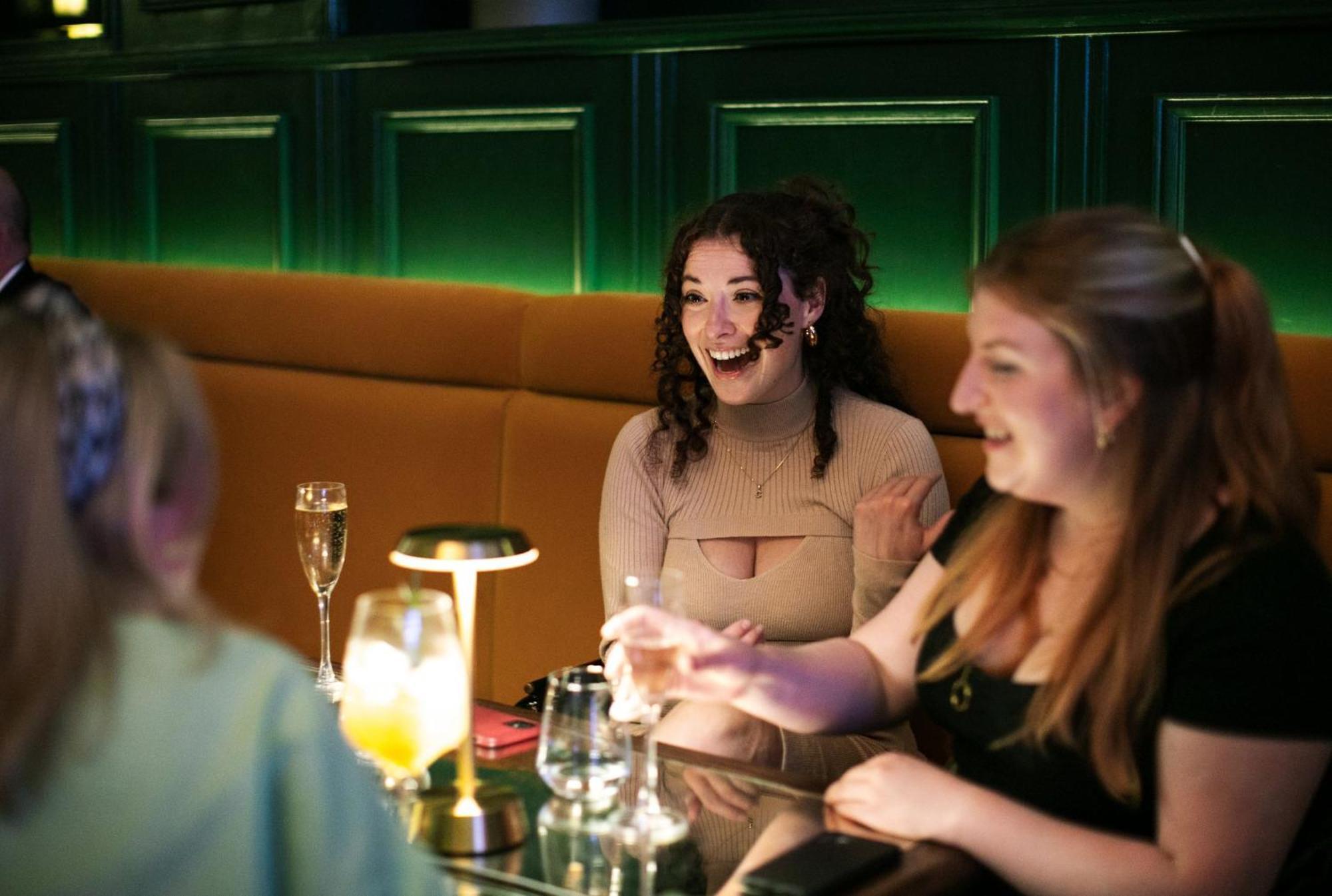 Hotel Intercontinental Edinburgh The George By Ihg Zewnętrze zdjęcie A group of friends at a bar