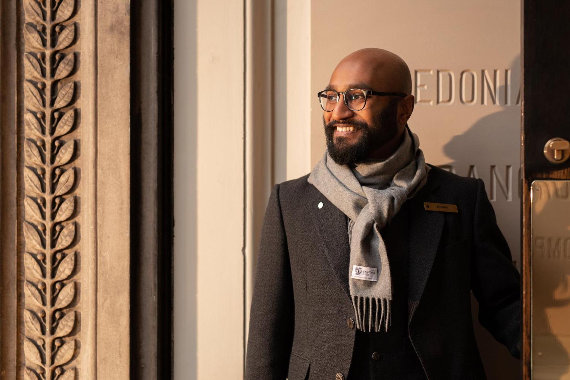 Hotel Intercontinental Edinburgh The George By Ihg Zewnętrze zdjęcie A doorman at the London InterContinental Hotel
