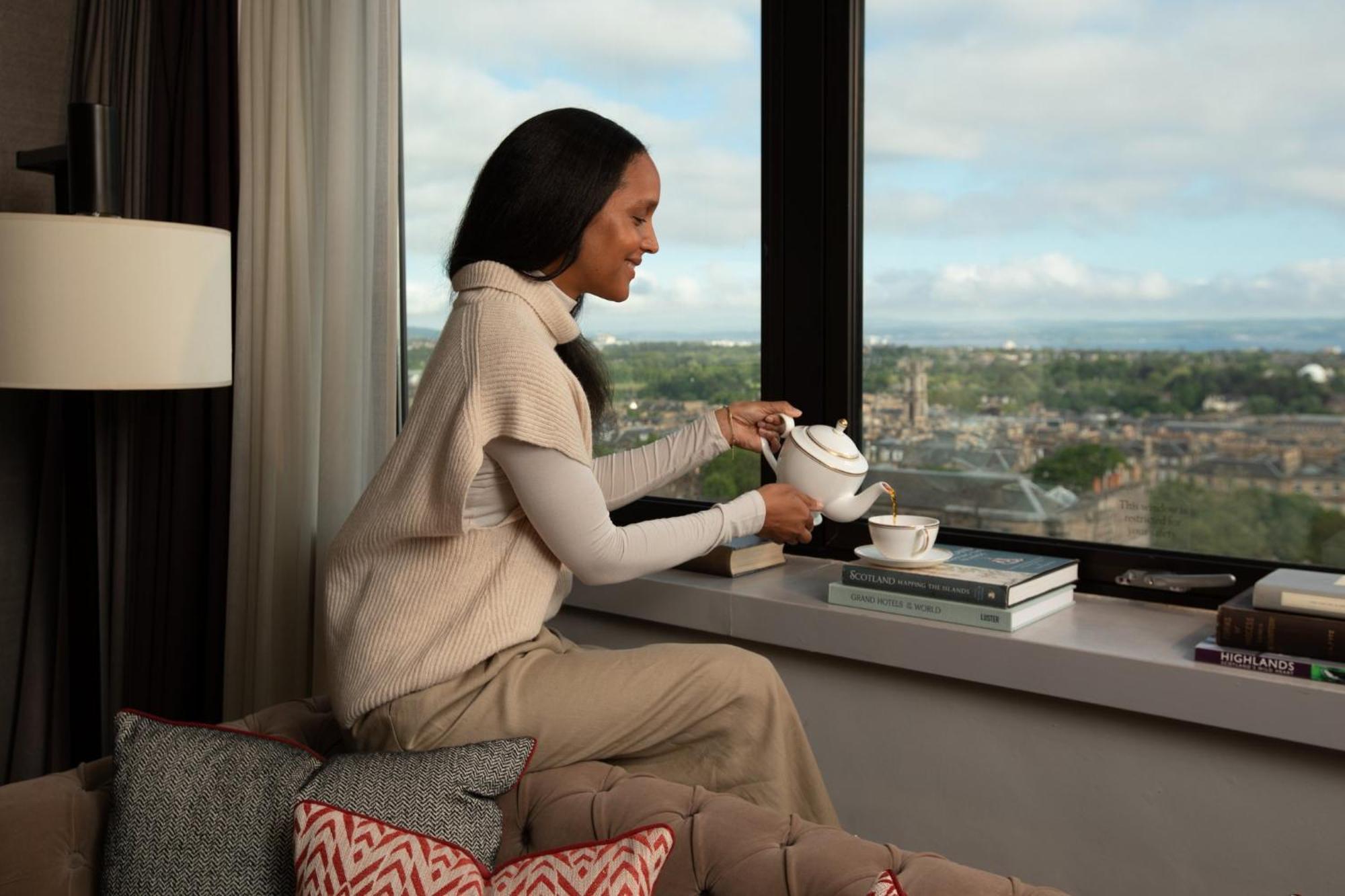 Hotel Intercontinental Edinburgh The George By Ihg Zewnętrze zdjęcie A woman enjoying a cup of tea